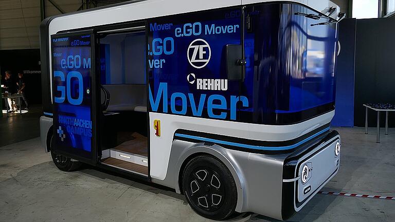 Gemeinsam mit der Ego Mobile AG hat ZF diesen &bdquo;People Mover&ldquo; entwickelt, einen Kleinbus mit der Länge eines Mittelklassewagens, der 15 Passagiere mitnehmen kann.