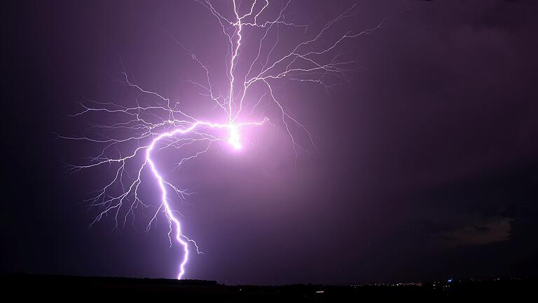 Wetterphänomene faszinieren den Hobbyfotografen. Diese Blitzaufname entstand 2017 bei einem Gewitter über dem Maintal.