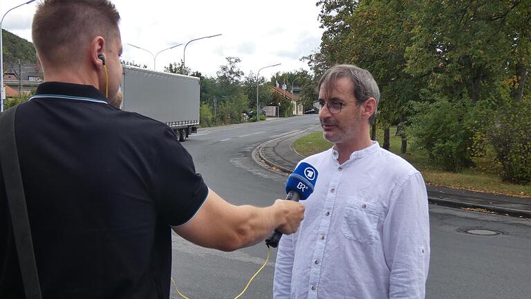 Großes mediales Interesse weckt die geplante Schließung des Schaeffler Standortes Eltmann: Betriebsratsvorsitzender Ulrich Schöpplein bei einem Interview mit dem Bayerischen Rundfunk.