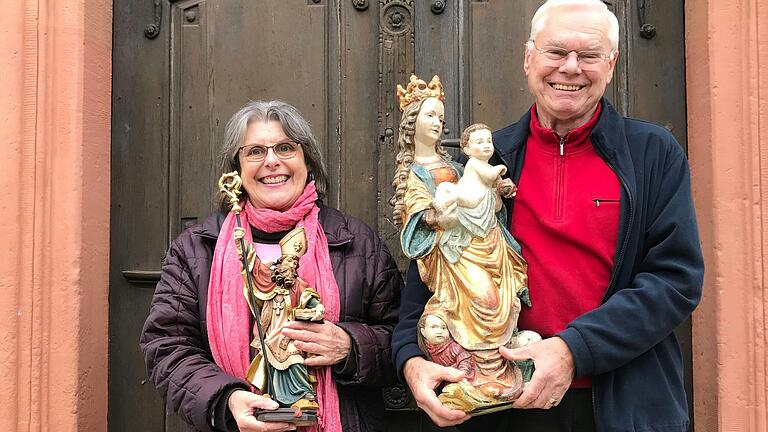 Gabriele Drdlicek und Stefan Mehling mit Bischofs- und Madonnenfigur. Gabriele Drdlicek und Stefan Mehling mit Bischofs- und Madonnenfigur. 