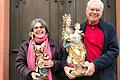 Gabriele Drdlicek und Stefan Mehling mit Bischofs- und Madonnenfigur.&nbsp;