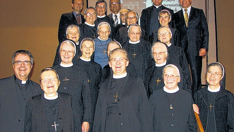 Jubiläum: Vertreter von Politik und Kirche stellten sich mit den Erlöserschwestern zum Erinnerungsfoto anlässlich des 100-jährigen Bestehens der Schwesternstation. Vorne in der Mitte Generaloberin Juliane Friedrich.