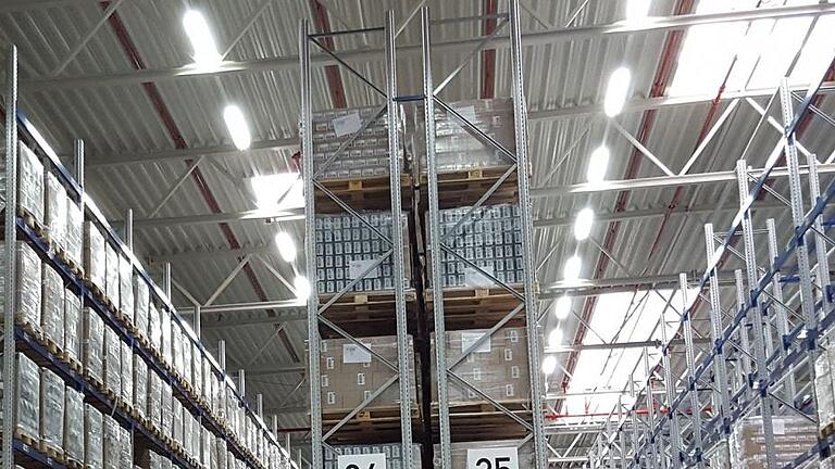 Die neue Hochregal-Logistikhalle ist mit modernster Technik ausgestattet.