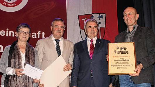 Zum Jubiläum gab es die Ehrenurkunde des BLSV-Landesverbandes; von links Maria Klein, Reinhold Heilmann vom BLSV-Haßberge, BLSV-Präsident Günther Lommer und Judo-Abteilungsleiter Edgar Riedle. Zum Jubiläum gab es die Ehrenurkunde des BLSV-Landesverbandes; von links Maria Klein, Reinhold Heilmann vom BLSV-Haßberge, BLSV-Präsident Günther Lommer und Judo-Abteilungsleiter Edgar Riedle.