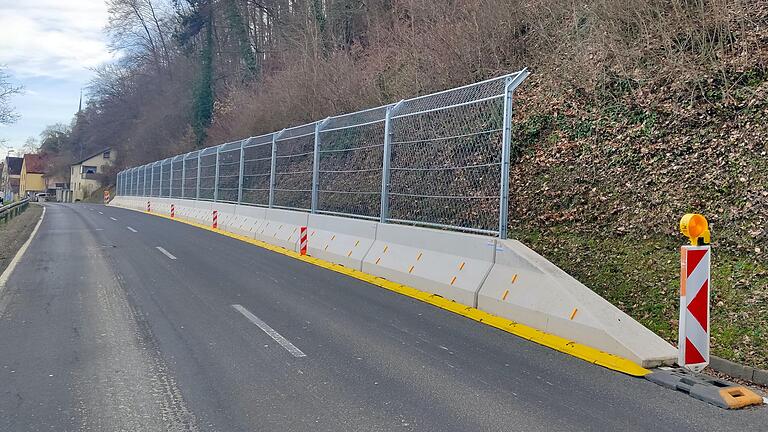50 Meter Schutzzaun sollen den Autoverkehr zwischen Laudenbach und Klein-Laudenbach schützen. 50 Meter Schutzzaun sollen den Autoverkehr zwischen Laudenbach und Klein-Laudenbach schützen.