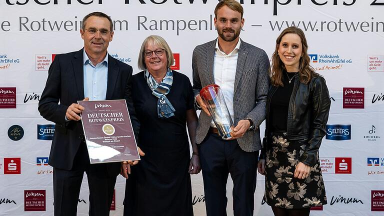 Reinhold Schwarz, Anja Schwarz, Christian Schwarz und Klara Zehnder (v. l . n. r.) auf der Preisverleihung des Deutschen Rotweinpreises in Bad Neuenahr-Ahrweiler.