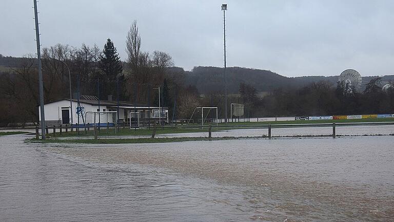 Land unter beim FC Westheim       -  Beim FC Westheim war am Mittwoch der Zugang zum Sportgelände noch möglich.- Schon am Donnerstag war es zu gefährlich.