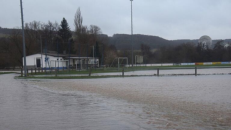 Land unter beim FC Westheim - Beim FC Westheim war am Mittwoch der Zugang zum Sportgelände noch möglich.- Schon am Donnerstag war es zu gefährlich. Land unter beim FC Westheim - Beim FC Westheim war am Mittwoch der Zugang zum Sportgelände noch möglich.- Schon am Donnerstag war es zu gefährlich.