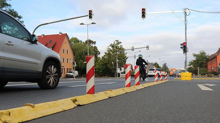 Gesperrte Rechtsabbiegespuren in der Kitzinger Siedlung: Das Staatliche Bauamt hat den Probebetrieb auf der B8 bis Ende März verlängert.