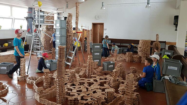 Hoch hinaus: Mit 60.000 Holzbausteinen konnten die Kinder sich im großen Stil ausprobieren.