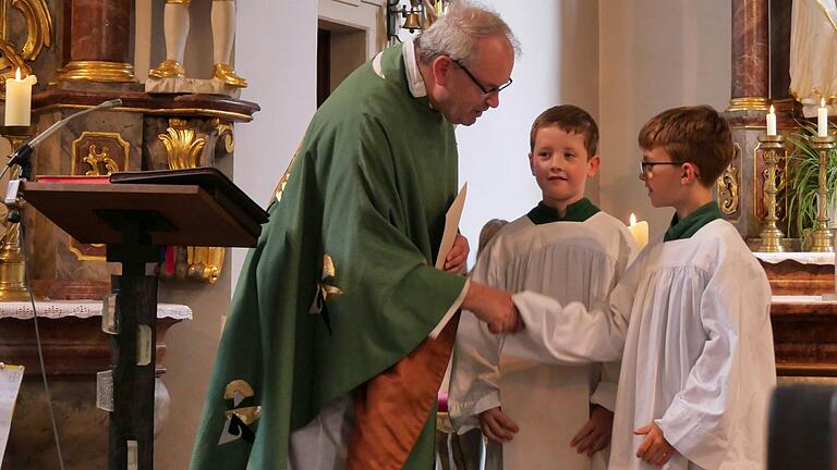 Pfarrer Helmut Rügamer, der Leiter des Pastoralen Raums Bergtheim-Fährbrück, führte Julian Göb und Joshua Müller (von links) in ihren Dienst am Altar ein.