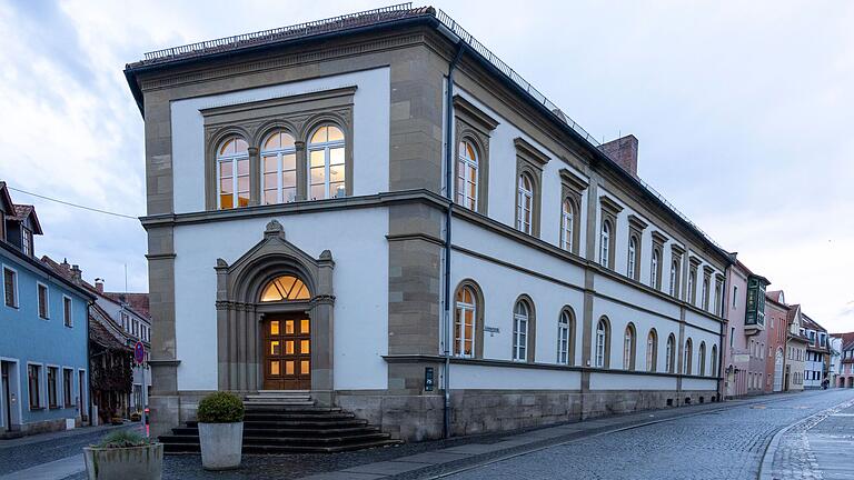 Im Stiftungs -Alten- und Pflegeheim in Bad Neustadt soll eine Frau Inhalte für ihren Account auf einer Erotik-Plattform erstellt haben.