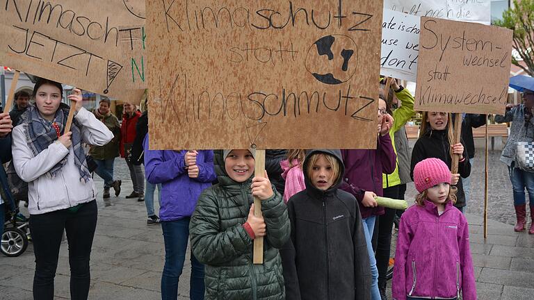 Auf zahlreichen Plakaten verschafften die Demonstrationsteilnehmer ihrem Unmut über den fortschreitenden Klimawandel Luft.