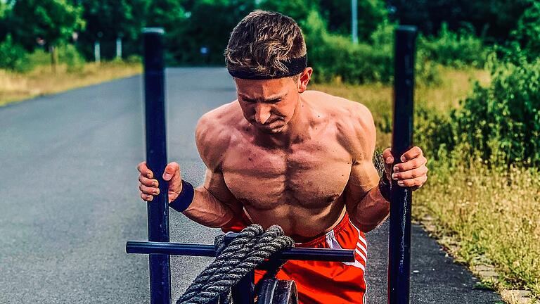 Marcel Maier schiebt einen mit 205 Kilogramm beladenen Schlitten. Es ist eine der acht Hyrox-Übungen. Der 21-Jährige hat sich als Sieger seiner Altersklasse für die Hyrox-Weltmeisterschaft 2022 qualifiziert.