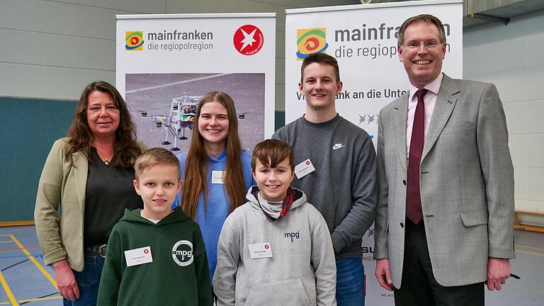 Das MPG-Team beim Regionalwettbewerb Jugend forscht in Marktheidenfeld: (Von rechts) OStD Robert Jäger (Schulleiter), Lukas Stegmann, Johann Jacob, Ann-Kathrin Heitel, Leon Schrauth, StDin Petra Bieber (Betreuungslehrerin).