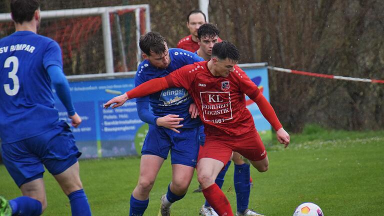 Landesliga: FC Fuchsstadt spielt remis in Rimpar - Auch Kevin Lormehs (rotes Trikot) hatte den möglichen Siegtreffer des FC Fuchsstadt auf dem Fuß im Spiel in Rimpar Landesliga: FC Fuchsstadt spielt remis in Rimpar - Auch Kevin Lormehs (rotes Trikot) hatte den möglichen Siegtreffer des FC Fuchsstadt auf dem Fuß im Spiel in Rimpar