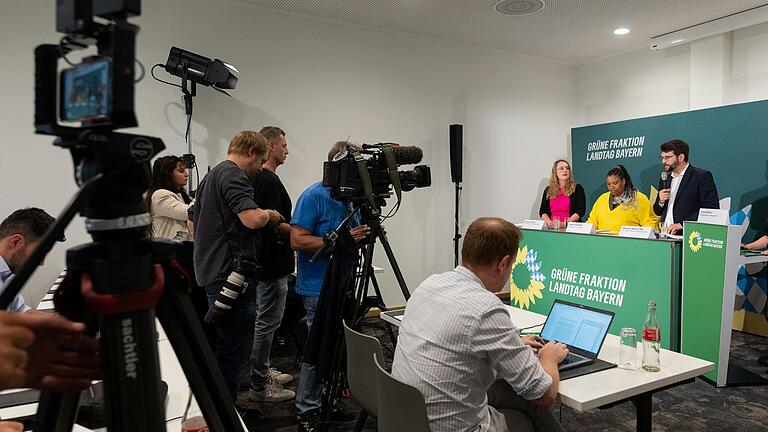 Pressekonferenz zum Auftakt der Herbstklausur der Grünen-Landtagsfraktion in Würzburg mit (von links) Katharina Dröge, Fraktionsvorsitzende im Bundestag, Doreen Denstädt, Justizministerin in&nbsp; Thüringen, und Johannes Becher, amtierender Fraktionschef im Landtag.