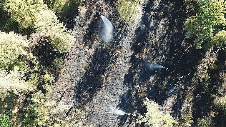 Eine Drohne des BRK hat diese Luftbildaufnahme der Waldbrand-Fläche bei Fischbach aufgenommen. Eine Drohne des BRK hat diese Luftbildaufnahme der Waldbrand-Fläche bei Fischbach aufgenommen.