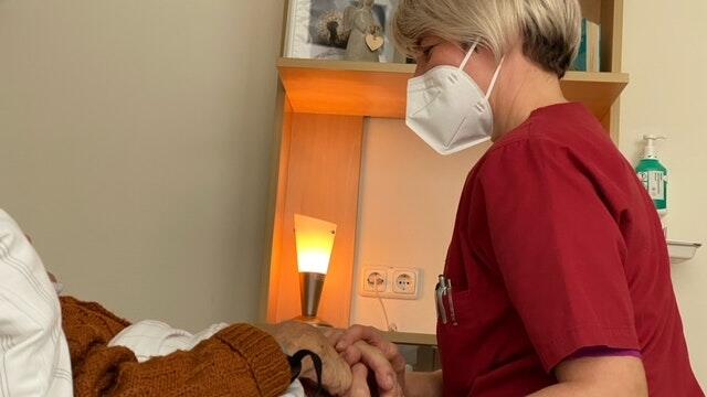 'Wir sind da' – das Pflege- und Ärztepersonal der Palliativstation des St. Josef-Krankenhauses will den Patienten Weihnachten so schön wie möglich machen.