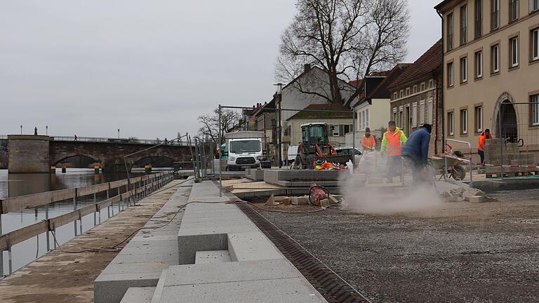 Am Oberen Mainkai in Kitzingen gehen die Bauarbeiten weiter. Derzeit wird der Bereich Richtung Bootshaus großflächig gepflastert.