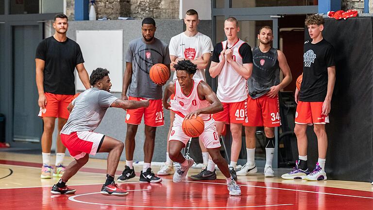 Training bei den Würzburg Baskets: Bislang waren die Spieler des Basketball-Bundesligisten sich selbst die einzigen Zuschauer. Das ändert sich an diesem Samstag, wenn die Mannschaft zum Vorbereitungsspiel in der tectake-Arena gegen ratiopharm Ulm vor ihren Fans antritt.