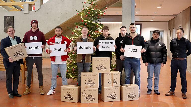 Freuen sich über die große Spendenbereitschaft: Mitglieder der SMV (Schülermitverantwortung) mit Schulleiter Michael Wimmel (links) und dem Betreuer der SMV Martin Eirich (rechts). Freuen sich über die große Spendenbereitschaft: Mitglieder der SMV (Schülermitverantwortung) mit Schulleiter Michael Wimmel (links) und dem Betreuer der SMV Martin Eirich (rechts).