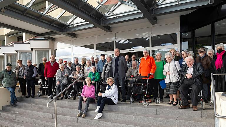 'Wohin mit uns?' Um ihren Protest gegen die drohende Schließung des Parkwohnstifts in Bad Kissingen zu untermauern, fanden sich etliche Bewohnerinnen und Bewohner vor dem Eingang ein.&nbsp; &nbsp;
