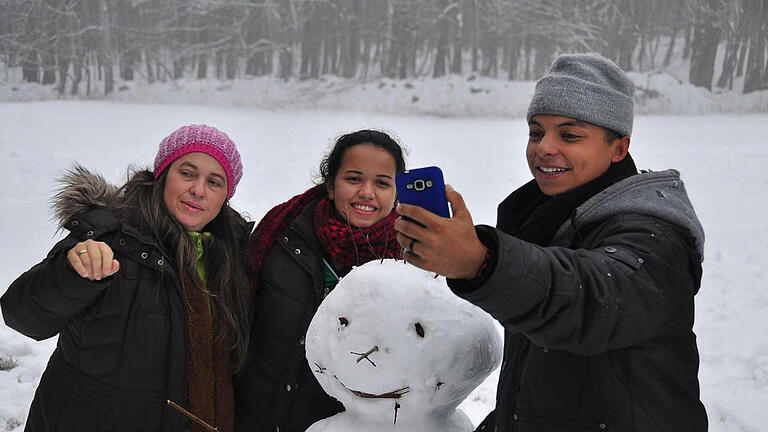 Beweis-Selfie: Die jungen Brasilianer der Manoel-Monteiro-Schule aus Brasilien und ihre Freunde aus dem Franziskanergymnasium haben gemeinsam einen tollen Schneemann am Kreuzberg gebaut.  Foto: Marion Eckert       -  Beweis-Selfie: Die jungen Brasilianer der Manoel-Monteiro-Schule aus Brasilien und ihre Freunde aus dem Franziskanergymnasium haben gemeinsam einen tollen Schneemann am Kreuzberg gebaut.  Foto: Marion Eckert