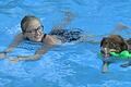Sophia Swatschek aus Zeil schwamm beim Hundeschwimmen im Eltmanner Freibad mit ihrer Gwendolyn um die Wette.