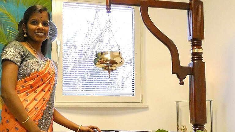 weitere Bilder von der Eröffnungsfeier Ayurveda Zentrum in Bad Kissingen Hotel Fontana       -  Eine Therapeutin in einem der Anwendungsräume im neuen Ayurveda-Zentrum.
