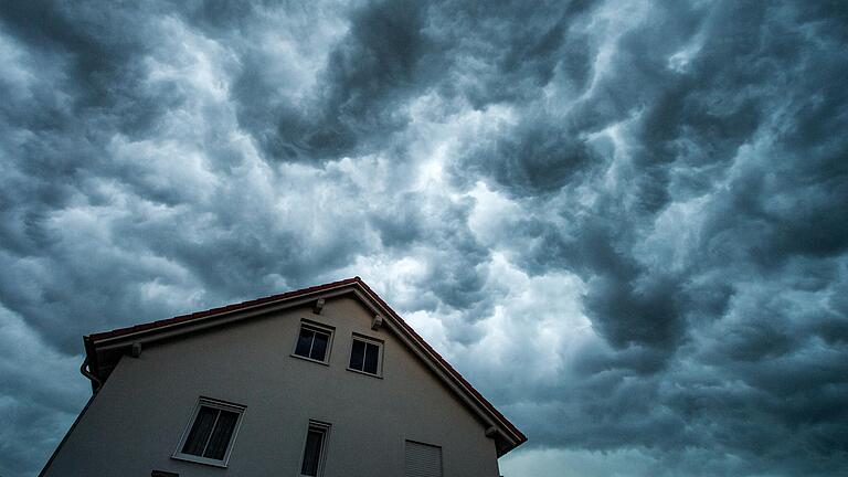 Stürme, Hochwasser oder Starkregen können einem Haus schwere Schäden zufügen. Versicherungen sollen Hausbesitzer vor den finanziellen Folgen bewahren.