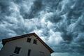 Stürme, Hochwasser oder Starkregen können einem Haus schwere Schäden zufügen. Versicherungen sollen Hausbesitzer vor den finanziellen Folgen bewahren.