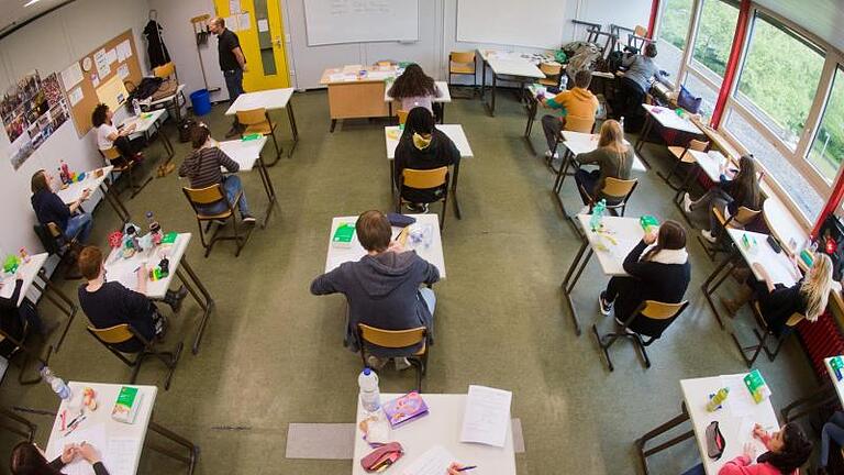 Bücher seien nicht Teil der Pauschale für Schulbedarf, entschied das Gericht. Foto: Julian Stratenschulte       -  Mehr Geld für Stifte, Hefte und Co. - Der Zuschuss für den Schulbedarf ist 2024 gestiegen.