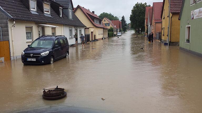 Das Foto zeigt das Hochwasser in der Jahnstraße in Wiesentheid am 09.07.2021.