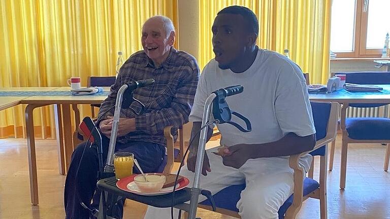 Pflegehelfer Abdul Mobin Ahmed Haji Adem (rechts) schaut mit Erich Horn gemeinsam Fußball im Fernsehen. Die beiden verstehen sich besonders gut.