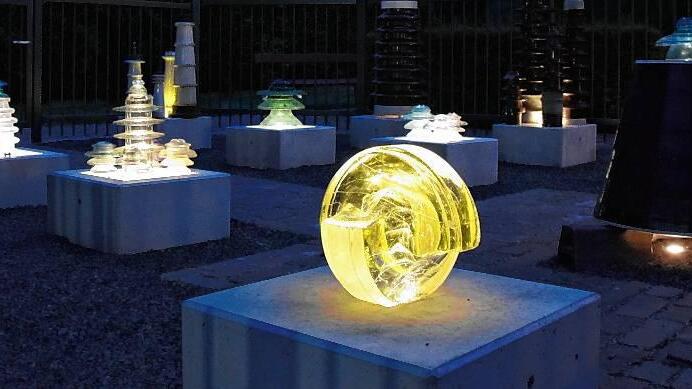 Bei Nacht eine eigene Welt: Die beleuchteten Isolatoren, die Lothar Vormwald in dem kleinen Gärtchen am noch kleineren Isolatorenmuseum im Trafotürmchen in Lohr (Lkr. Main-Spessart) platziert hat, sind echte Hingucker. Industrieschrott wird so zu Kunst. Die Einweihung des Gartens ist im Juli. Bei Nacht eine eigene Welt: Die beleuchteten Isolatoren, die Lothar Vormwald in dem kleinen Gärtchen am noch kleineren Isolatorenmuseum im Trafotürmchen in Lohr (Lkr. Main-Spessart) platziert hat, sind echte Hingucker. Industrieschrott wird so zu Kunst. Die Einweihung des Gartens ist im Juli.