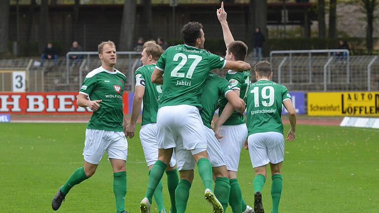 Der FC 05 zieht die Reißleine       -  Sie können doch noch jubeln: Nach dem 1:0 durch Kevin Fery (Zweiter von rechts) fallen auch (von links) Johannes Bechmann, Marco Janz, 2:0-Torschütze Adam Jabiri und Steffen Krautschneider Zentnerlasten von den Schultern.