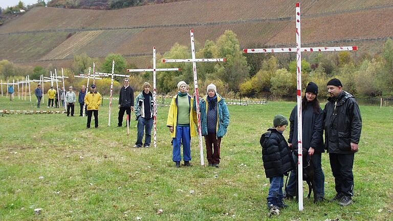 So sah der Protest 2003 aus: In Winterhausen bei Würzburg markieren Ausbaugegner mit Holzkreuzen, bis wohin das Mainufer abgegraben werden soll. Der Fluss ist im Hintergrund zu erkennen.