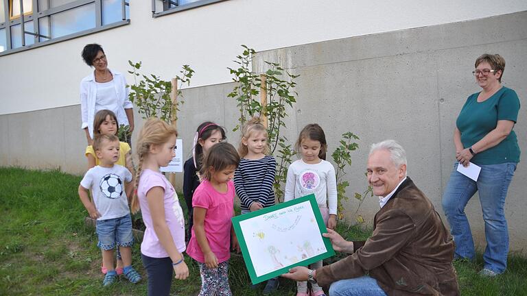 Ein Plakat als Dankeschön überreichten die Kinder aus der 'Bärenhöhle' an Rene Dietlein. Mit im Bild Ulrike Kroll (links) und Ulrike Vollkommer.