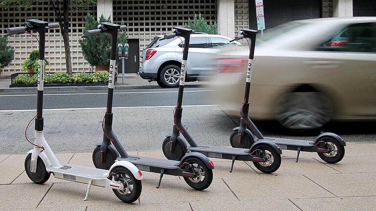 Elektronische Tretroller wie diese sind in Würzburg bisher selten zu sehen.