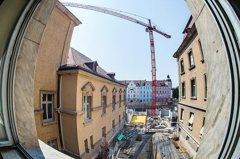 Blick auf die Justizbaustelle mit dem Fischaugenobjektiv: Über allem schwebt der Baukran.