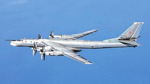 Russischer Bomber: Eine Tupolew Tu-95 auf einem Archivfoto, das die britische Royal Air Force im April 2014 über Schottland aufgenommen hat. Sechs Maschinen dieses Typs wurden am Wochenende von Nato-Kampfflugzeugen über der Ostsee gesichtet.