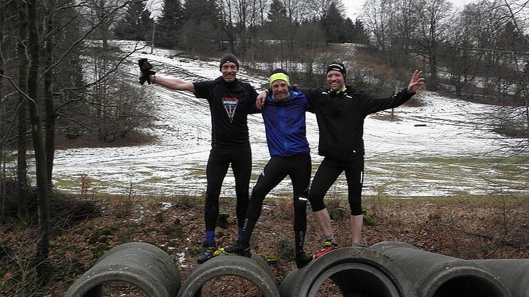 Nach dem Lauf durch Wasser, Matsch und Schnee am Arnsberg glücklich am Ziel: Andreas Stoltz (von links), Thomas Höhn und Frank Mauer aus Ipthausen.