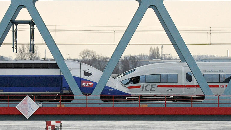 Ein TGV und ein ICE (r) stehen auf einer Rheinbrücke. Die geplante Fusion zwischen dem Technologiekonzern Siemens und dem französischen Zughersteller Alstom würde den größten Hersteller von Zug- und Signaltechnik in Europa schaffen.