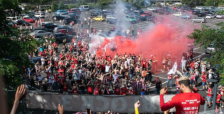 Das Zünden von Pyrotechnik bei der illegalen Aufstiegsfeier der Kickers hat nun Konsequenzen.