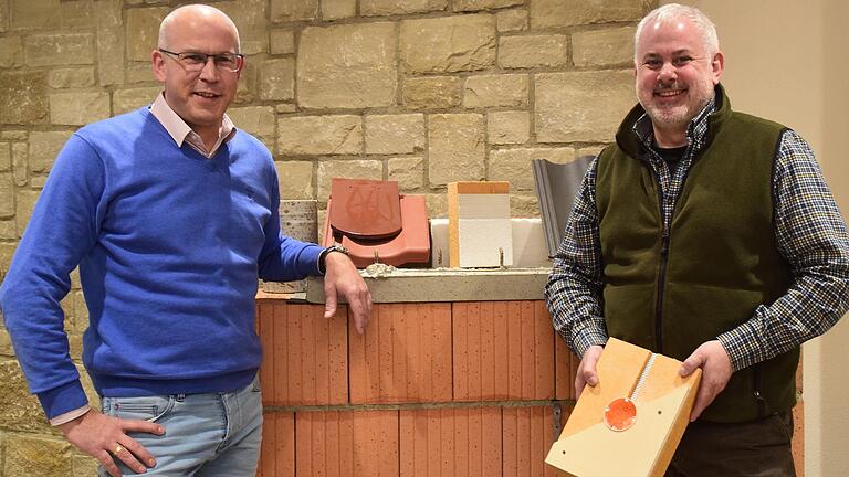 Die Marktstefter Dieter Haag (links) und Jürgen Haag wollen Bauherren nicht von Stein oder Holz als Baumaterial überzeugen, sondern sie bei ihren Vorstellungen abholen. Die Brüder können beide Bauweisen anbieten.