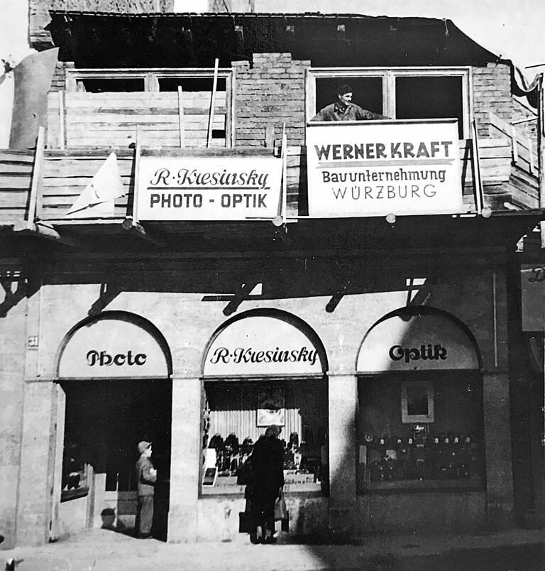 Das Ladenlokal 1951, wenige Jahre nach Ende des Zweiten Weltkriegs. Das Gebäude befand sich mitten im Wiederaufbau.