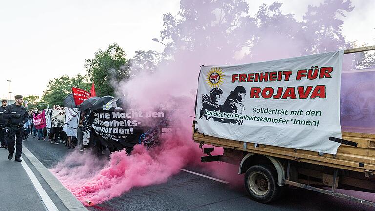 Auf der Antifa-Demo gegen die Innenministerkonferenz in Würzburg wurde mehrmals Pyrotechnik gezündet. Die Polizei ermittelt, spricht jedoch weiterhin von einer friedlichen Demonstration.