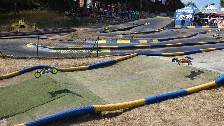 Zahlreiche Schikanen sind auf der 320 Meter langen Rennstrecke eingebaut. Zahlreiche Schikanen sind auf der 320 Meter langen Rennstrecke eingebaut.