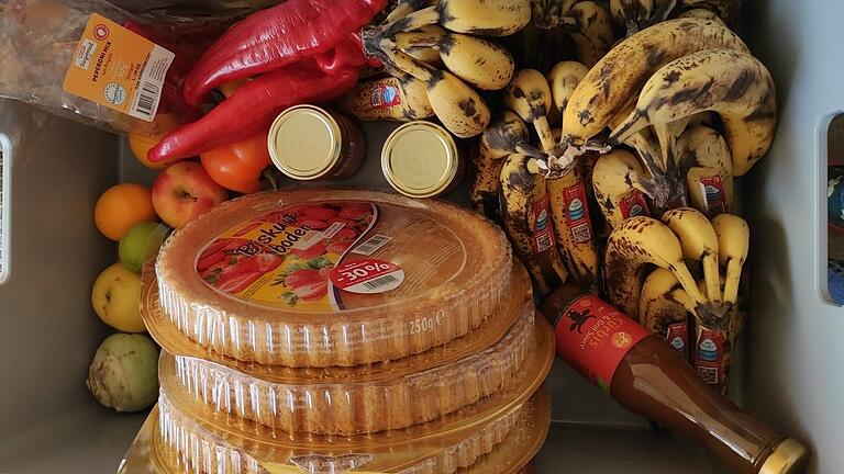 Zu gut für die Tonne: So kann ein klassischer Karton mit Lebensmitteln aussehen, den die Foodsaver abholen. Zu gut für die Tonne: So kann ein klassischer Karton mit Lebensmitteln aussehen, den die Foodsaver abholen. 